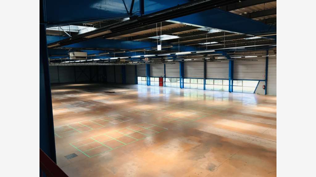 À louer entrepôt 2300m² à Montchanin  