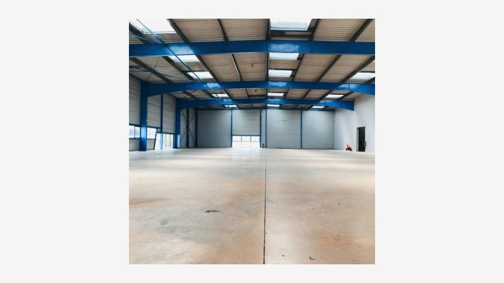 À louer entrepôt 2300m² à Montchanin  