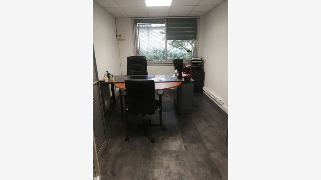 À louer entrepôt 8500m² à Orange