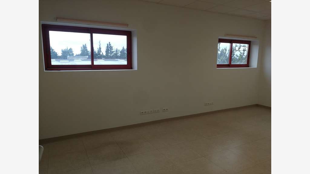 À louer entrepôt 8500m² à Orange