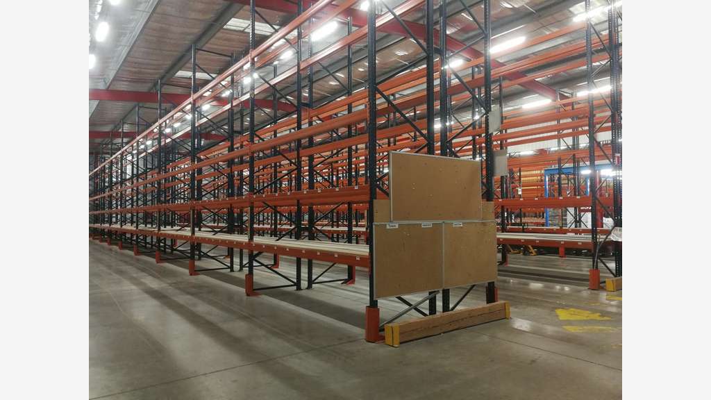 À louer entrepôt 8500m² à Orange