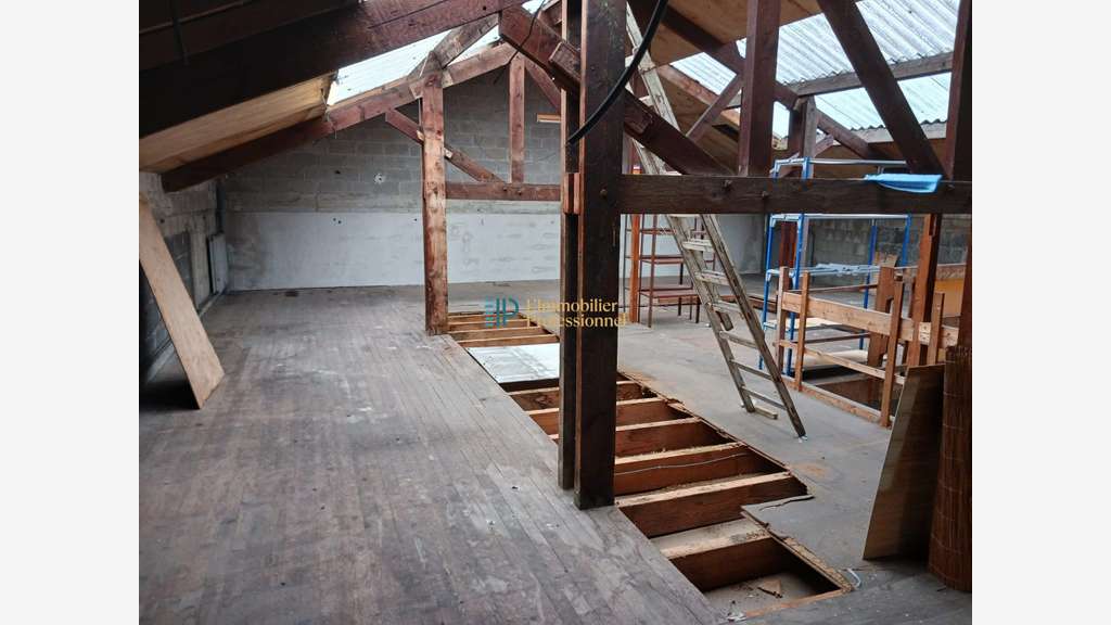 A louer entrepôt 240m² en entrée de Quimper
