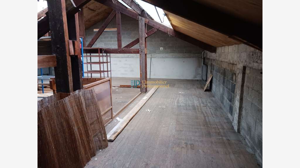 A louer entrepôt 240m² en entrée de Quimper