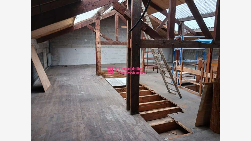 A louer entrepôt 240m² en entrée de Quimper