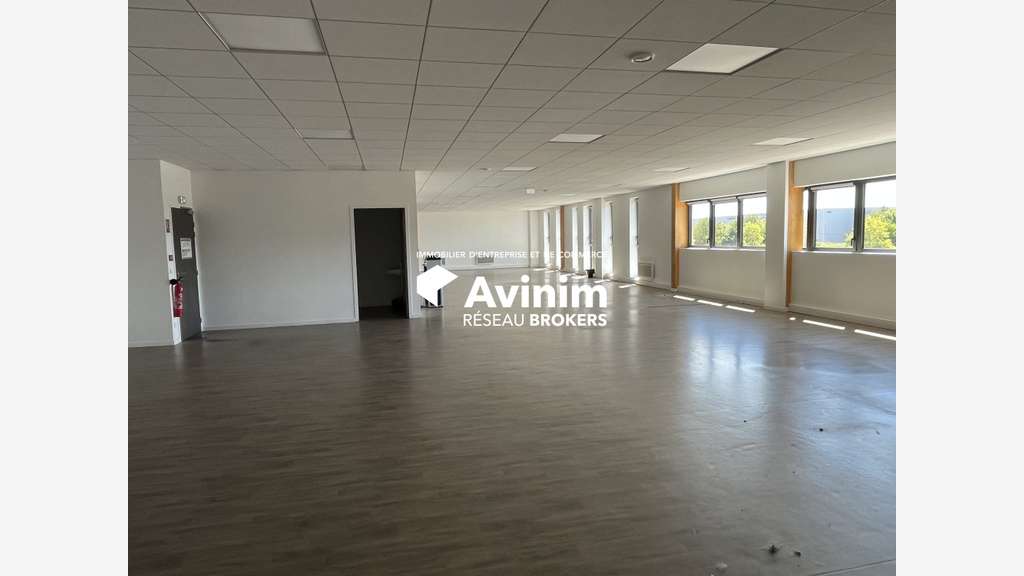 A louer entrepôt récent 3287m² à Brie-Comte-Rober