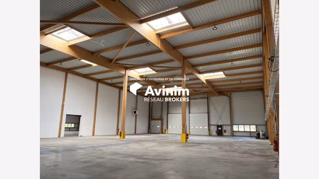 A louer entrepôt récent 3287m² à Brie-Comte-Rober