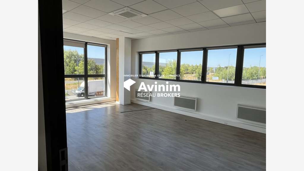 A louer entrepôt récent 3287m² à Brie-Comte-Rober