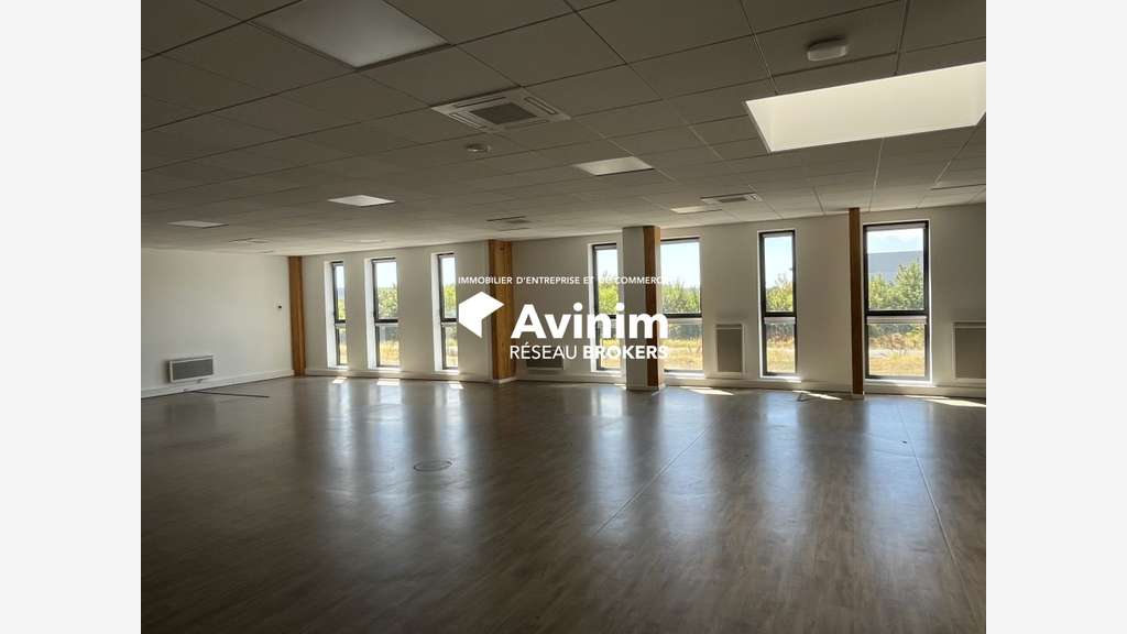 A louer entrepôt récent 3287m² à Brie-Comte-Rober