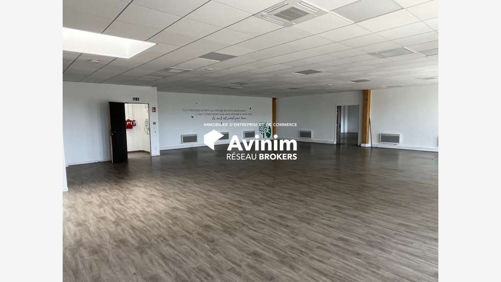A louer entrepôt récent 3287m² à Brie-Comte-Rober