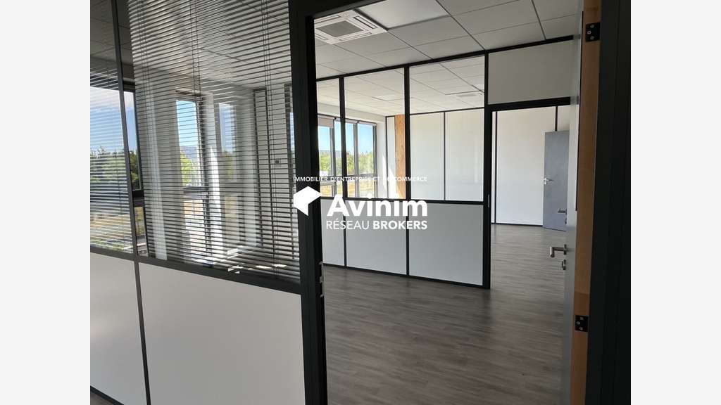 A louer entrepôt récent 3287m² à Brie-Comte-Rober