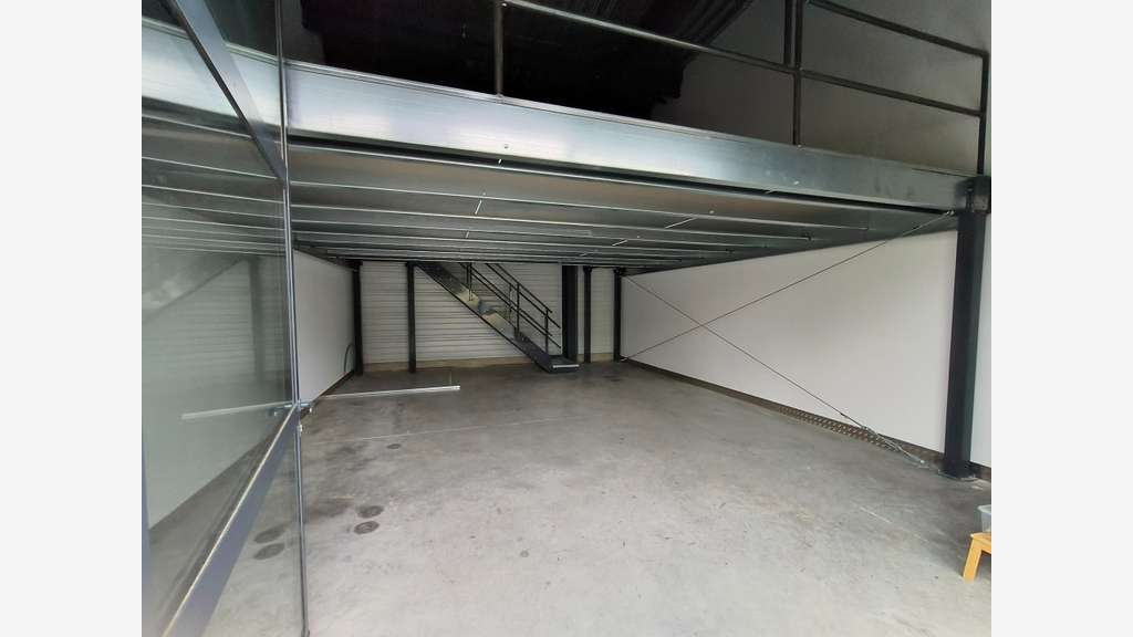 Entrepôt 91m² à louer Tours Nord St Cyr sur Loire