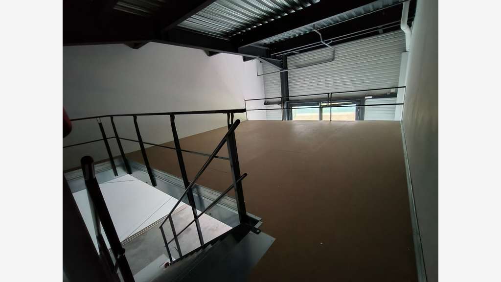 Entrepôt 91m² à louer Tours Nord St Cyr sur Loire