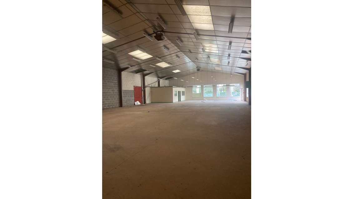 A louer entrepôt 650m² axe très passager ) St-Jean