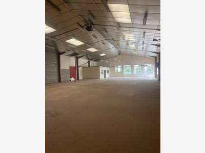 A louer entrepôt 650m² axe très passager ) St-Jean