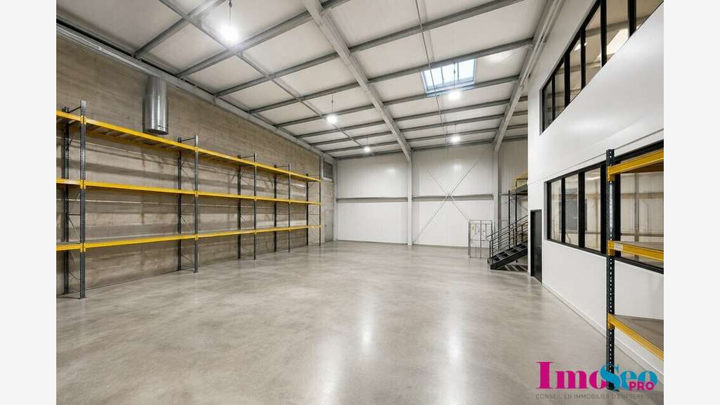 Entrepôt 250m² à louer à Saint-Loubès proche A10