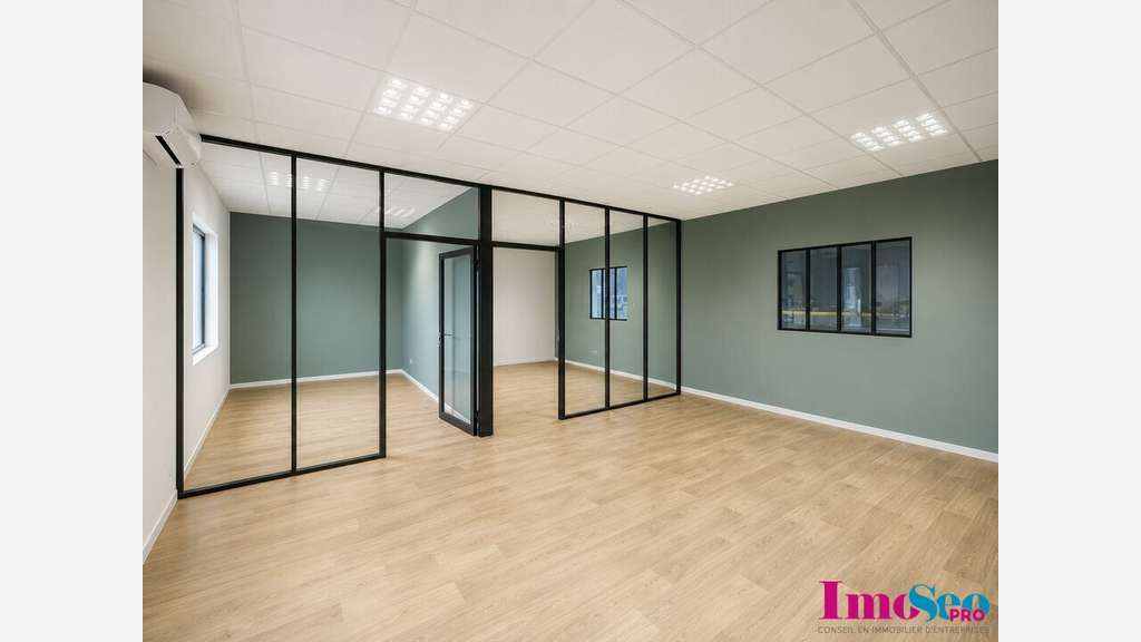 Entrepôt 250m² à louer à Saint-Loubès proche A10