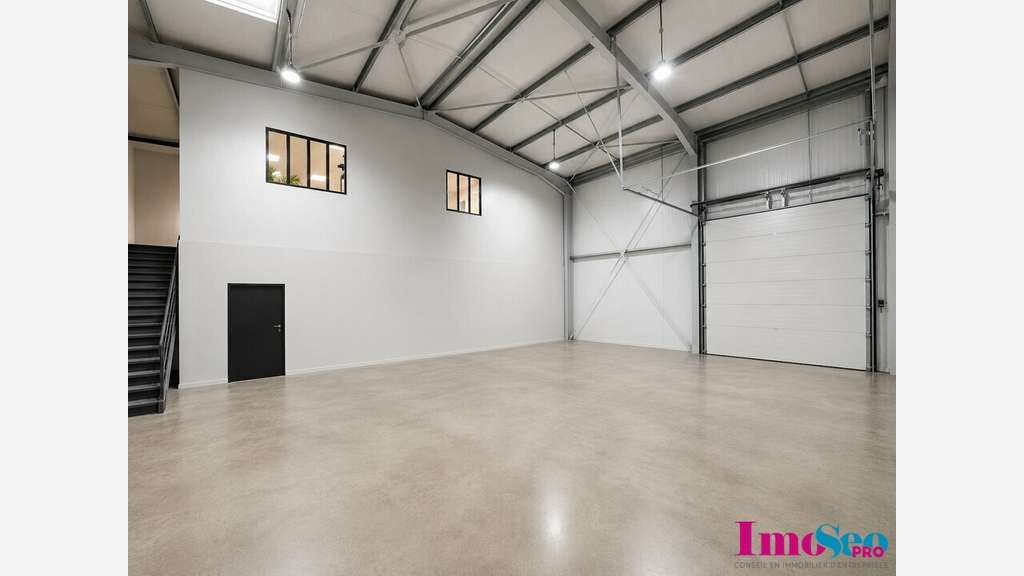 Entrepôt 250m² à louer à Saint-Loubès proche A10