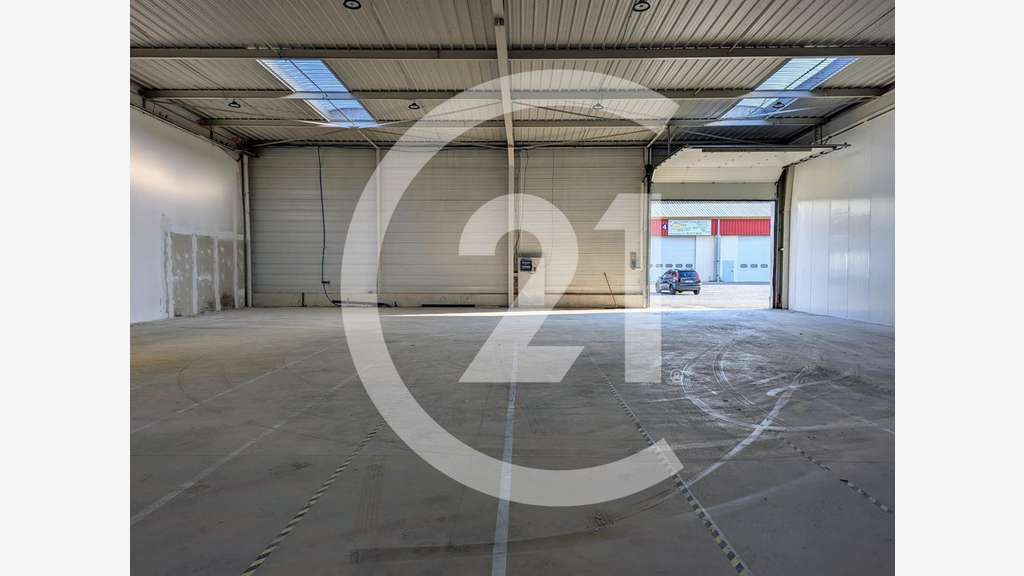 Location entrepôt 420m² zone Rovaltain proche A7