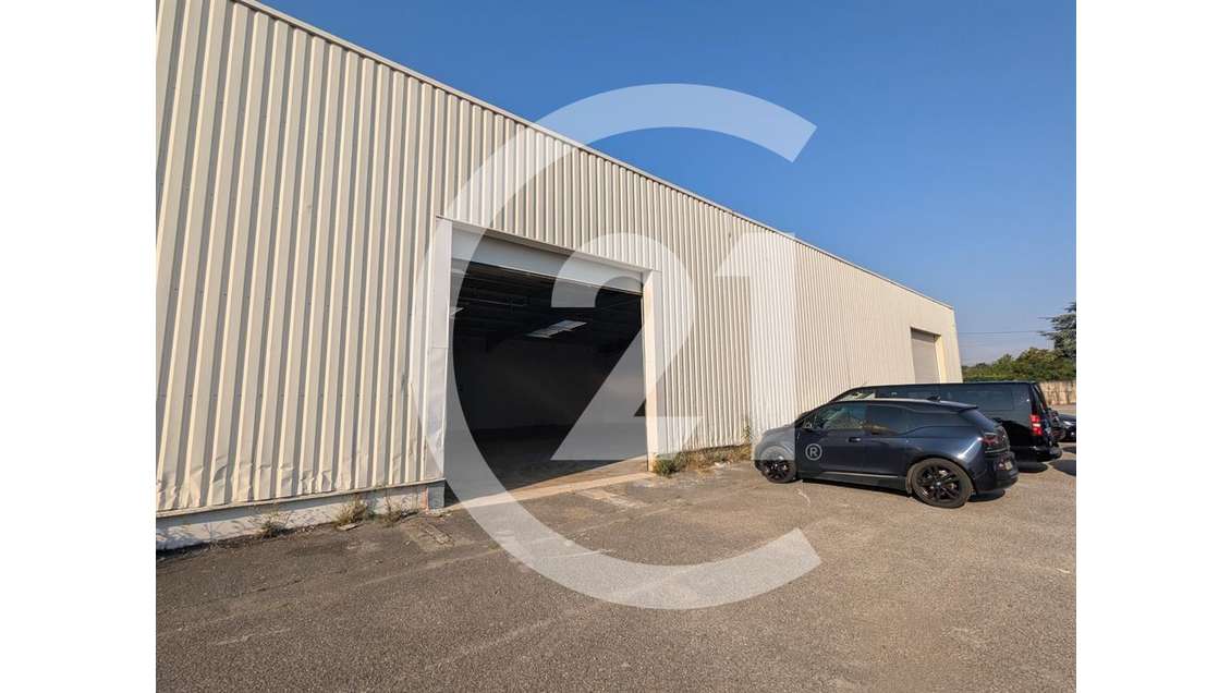 Location entrepôt 420m² zone Rovaltain proche A7