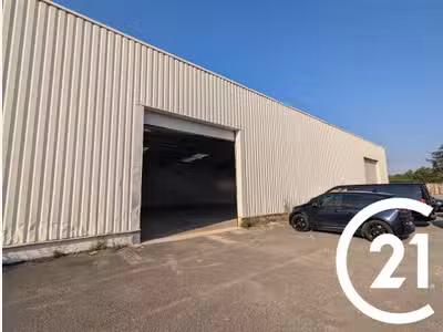 Location entrepôt 420m² zone Rovaltain proche A7