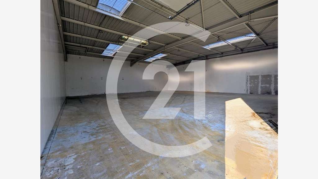 Location entrepôt 420m² zone Rovaltain proche A7