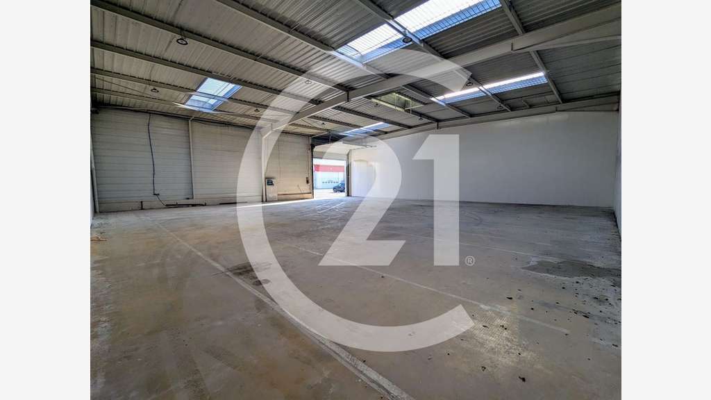 Location entrepôt 420m² zone Rovaltain proche A7