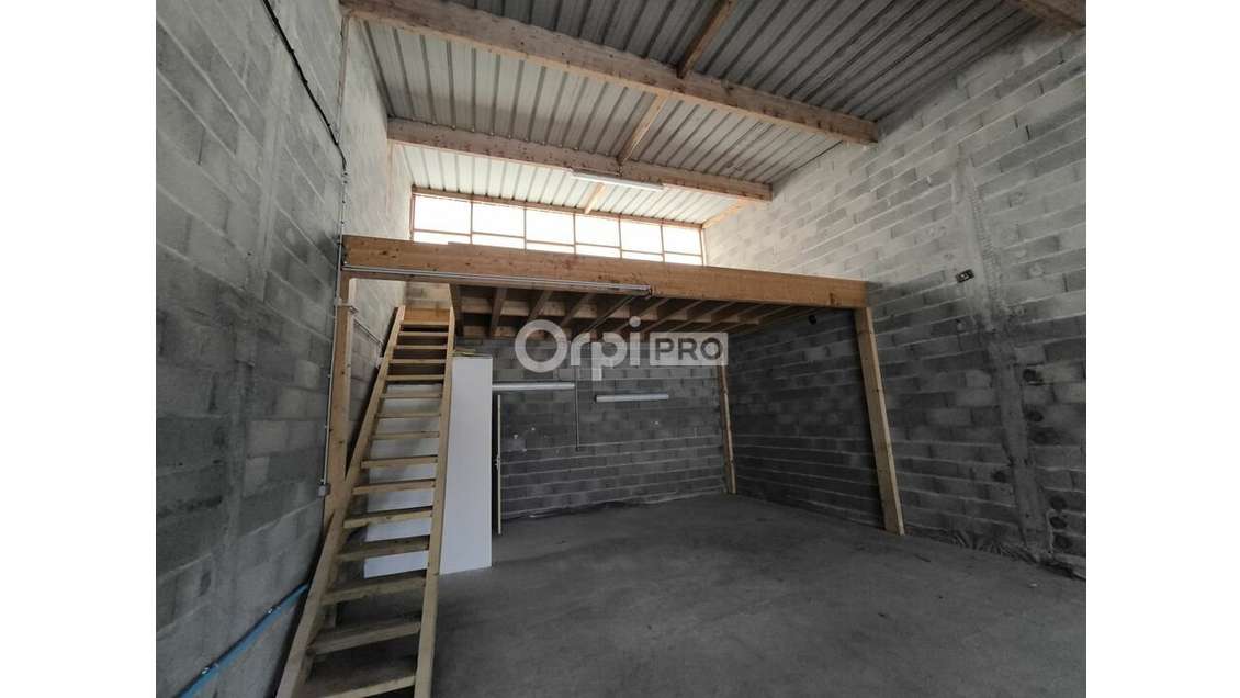 Entrepôt 90m² à louer à Saint-Pantaléon-de-Larche