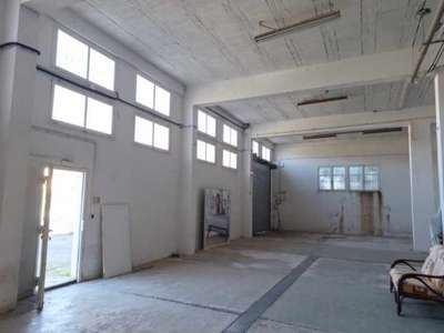 A louer local entrepôt 476m² à Saint-Raphaël