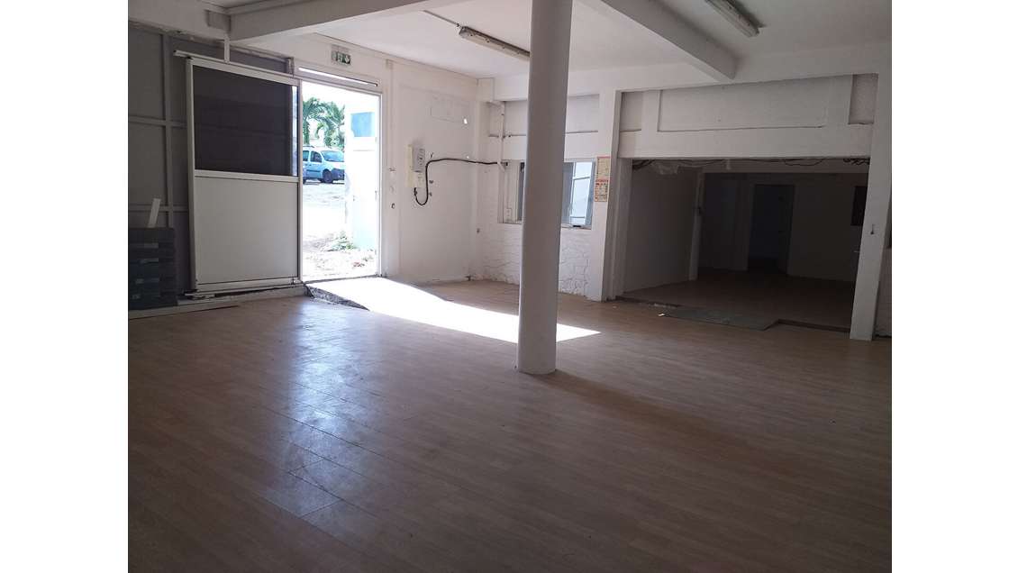 A louer entrepôt 160m² à Schoelcher