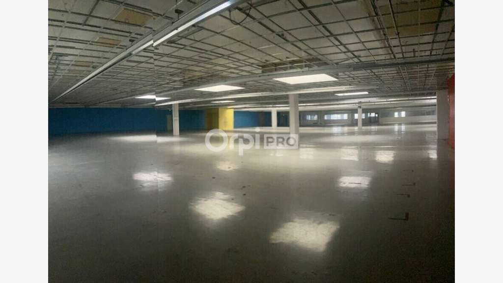 A louer entrepôt de 6042m² secteur Genlis