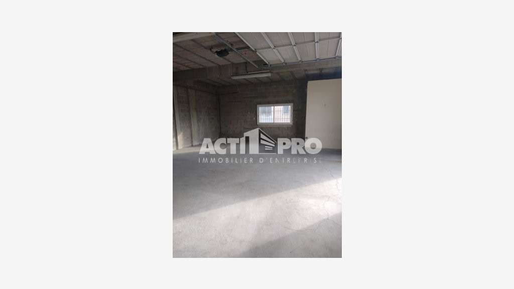 À louer Entrepôt et bureaux 150m² à Perpignan