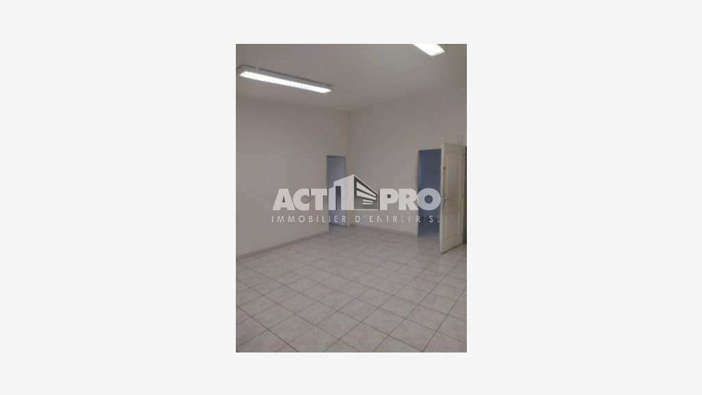 À louer Entrepôt et bureaux 150m² à Perpignan