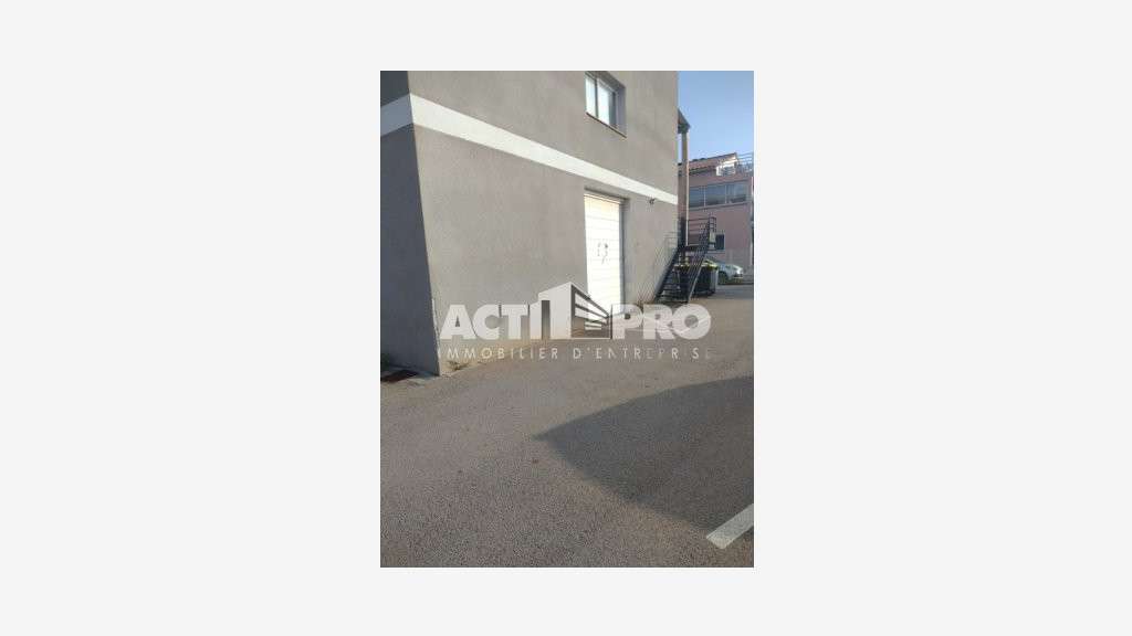 À louer Entrepôt et bureaux 150m² à Perpignan