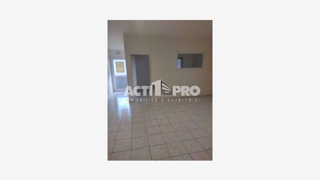 À louer Entrepôt et bureaux 150m² à Perpignan