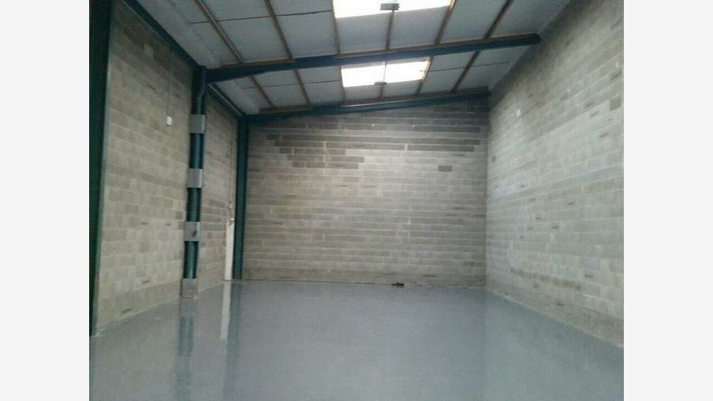 Entrepôt 285m² à louer à Vaulx en Velin 