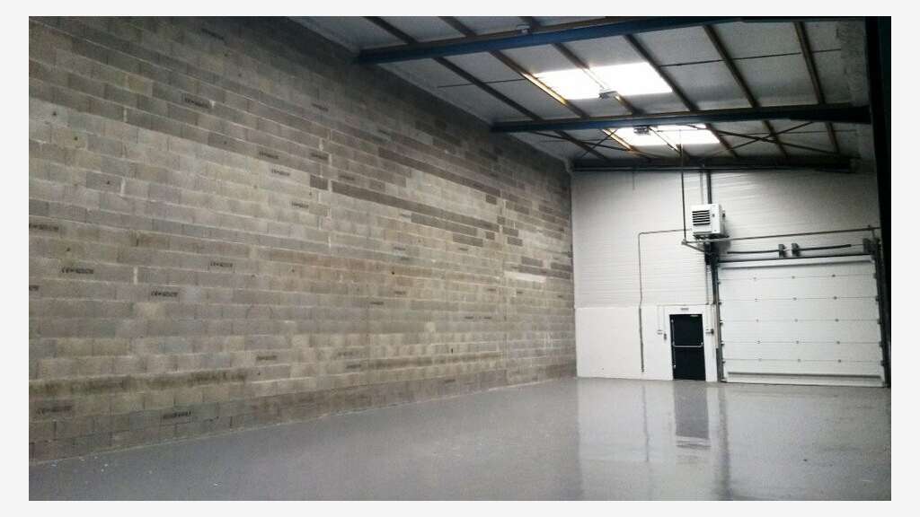 Entrepôt 285m² à louer à Vaulx en Velin 