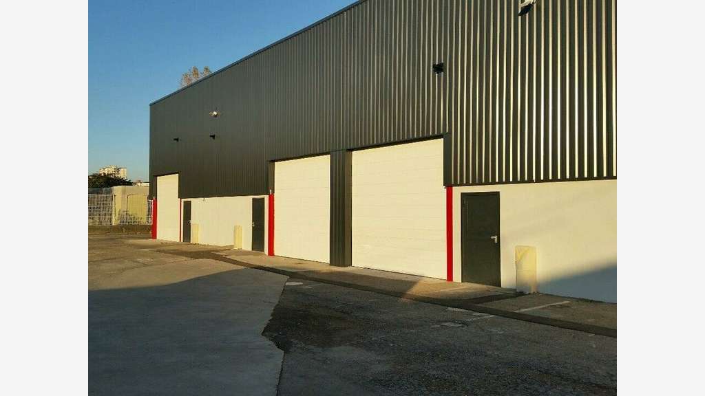 Entrepôt 285m² à louer à Vaulx en Velin 