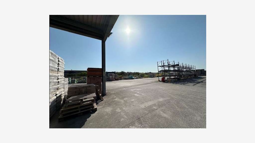 À vendre ou à louer entrepôt 1427m² à Vedène 