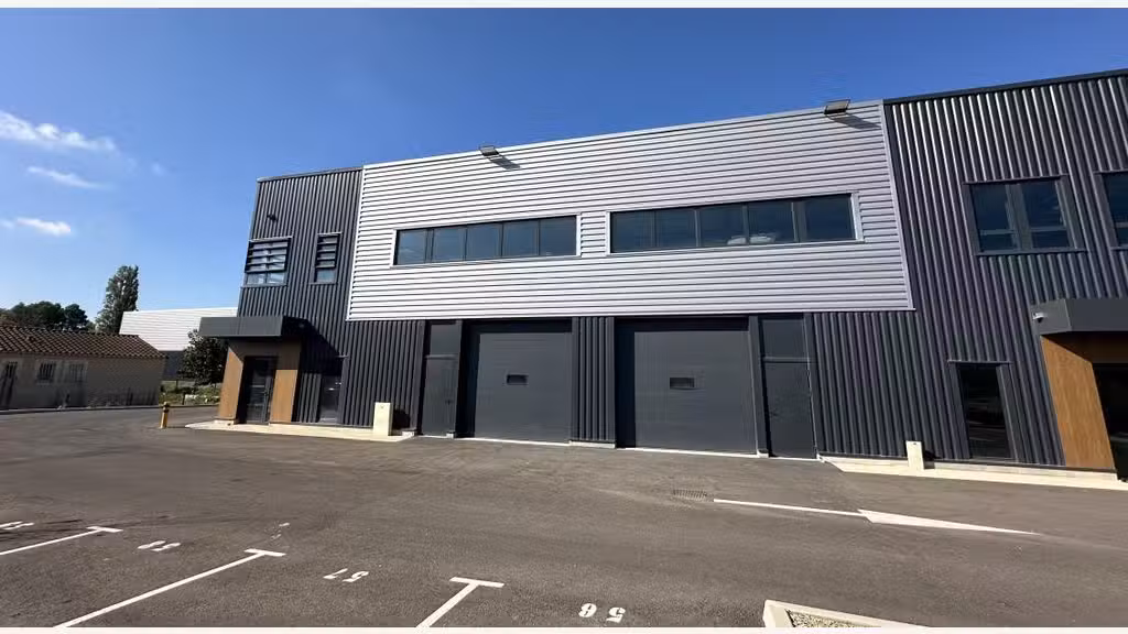 À louer local d'activités brut 929m² à Vedène  