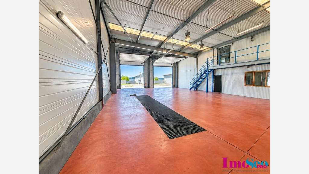 Entrepôt 770m² à louer sortie 2 de la N89 à Yvrac