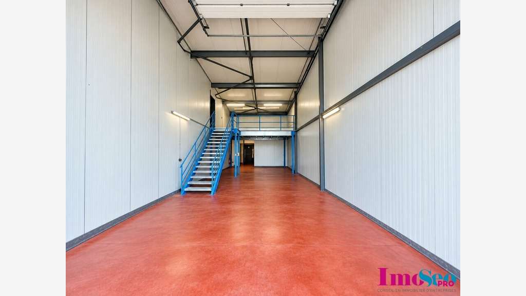 Entrepôt 770m² à louer sortie 2 de la N89 à Yvrac