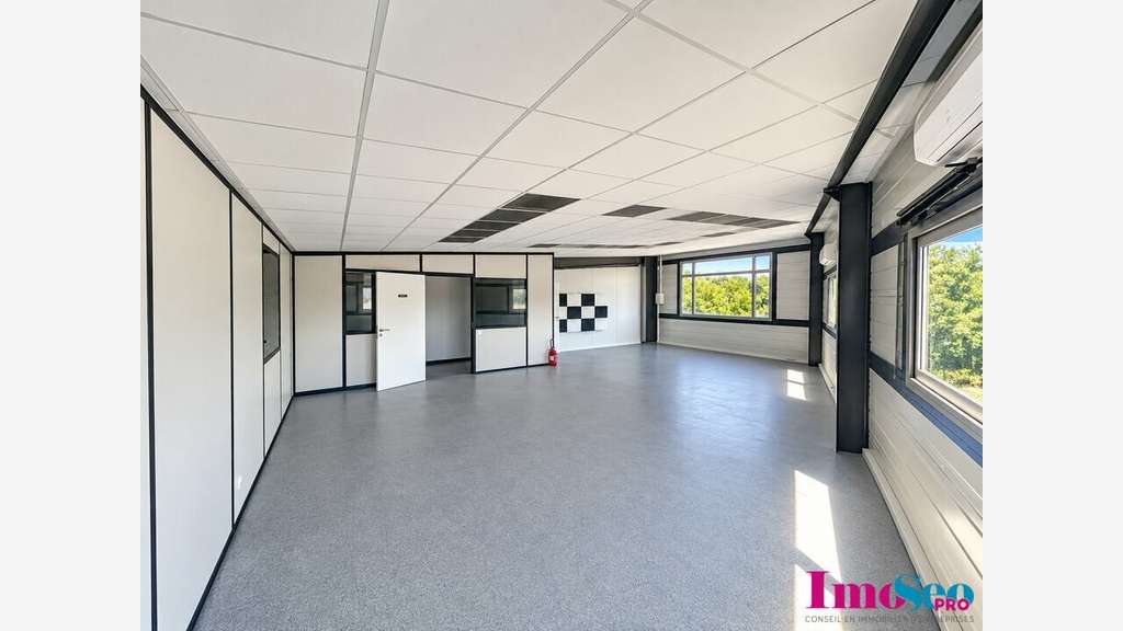 Entrepôt 770m² à louer sortie 2 de la N89 à Yvrac