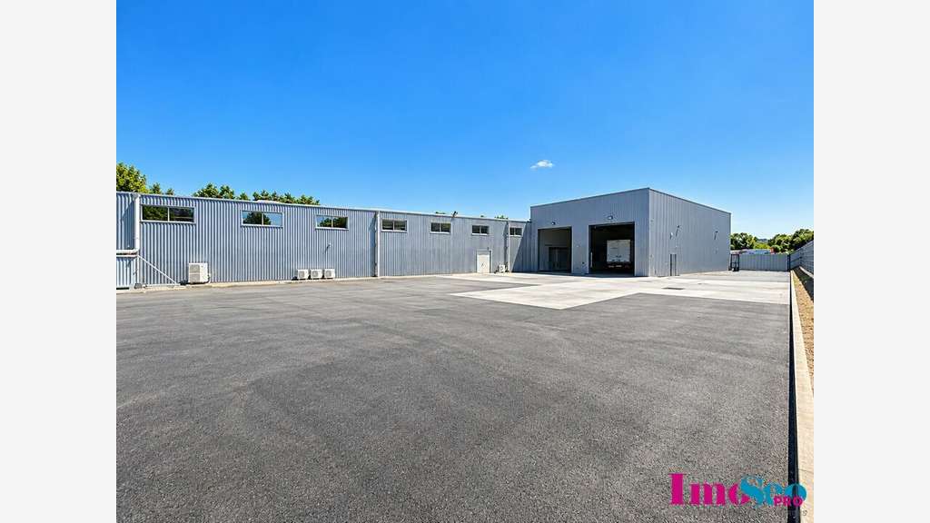Entrepôt 770m² à louer sortie 2 de la N89 à Yvrac