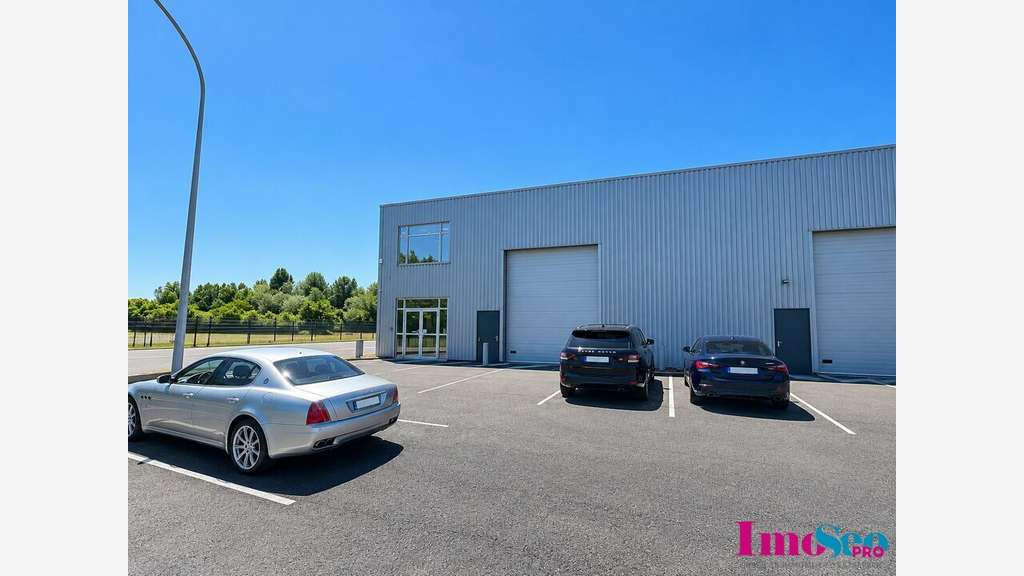 Entrepôt 770m² à louer sortie 2 de la N89 à Yvrac