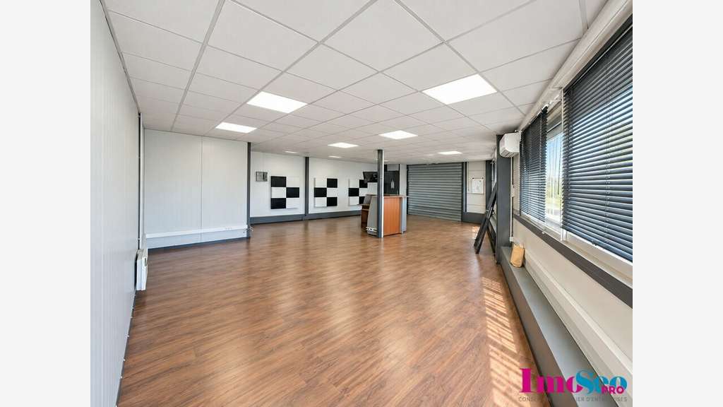 Entrepôt 770m² à louer sortie 2 de la N89 à Yvrac