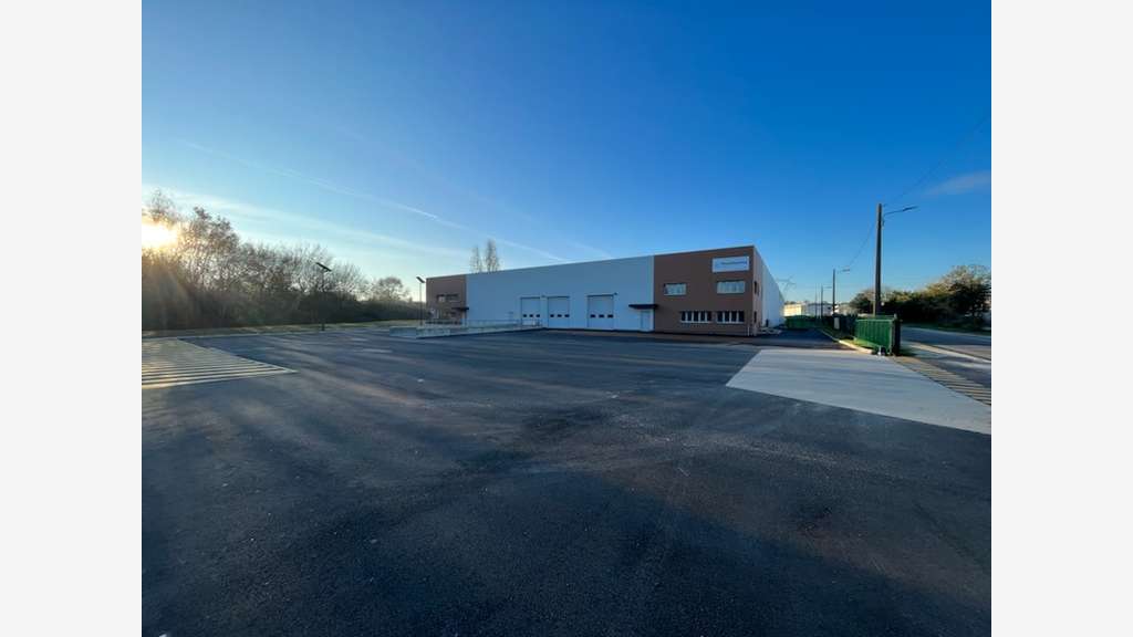 A louer entrepôt 2140m² à Carbon-Blanc