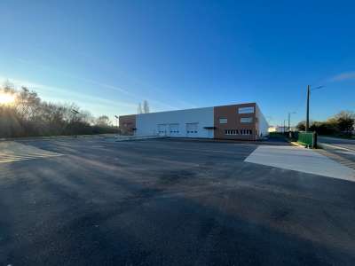 A louer entrepôt 2140m² à Carbon-Blanc