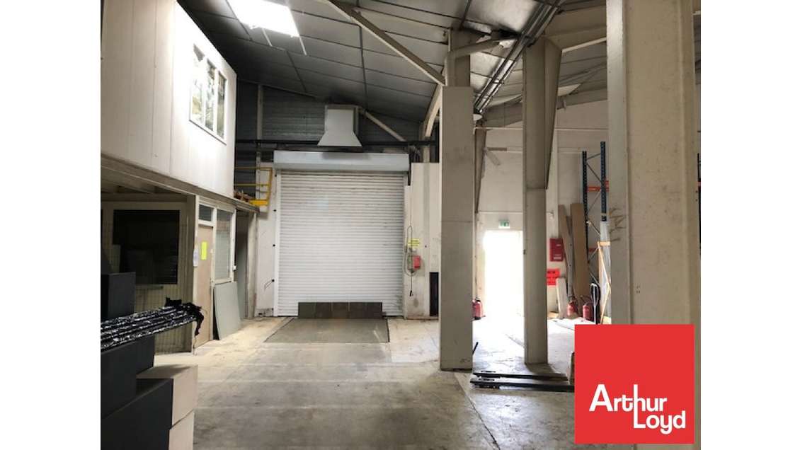 Location entrepôt 2450m² avec quai à Chauray 