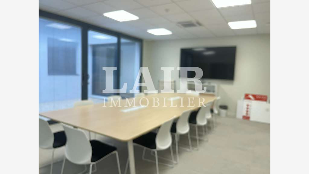 A louer bureaux 442m² ZA au Nord du Mans A11
