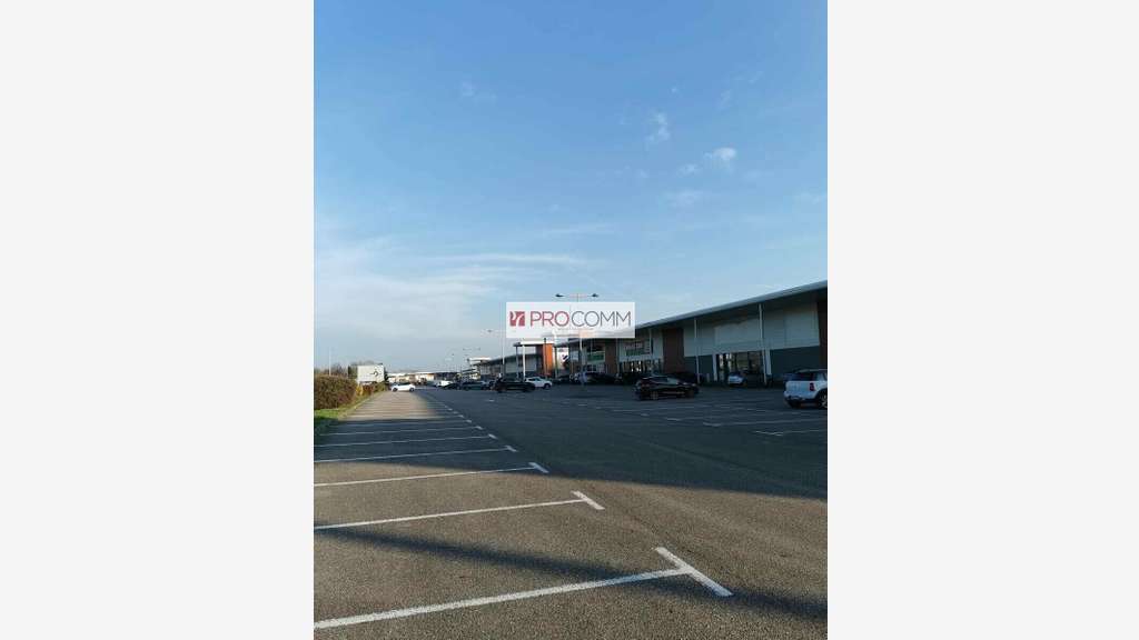 A louer local commercial de 1270m² en zc Semecourt
